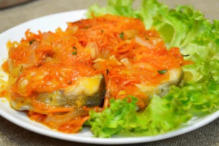 Приготовить вкусно минтай в духовке с овощами. Минтай в духовке с морковью и луком. Минтай с морковью и луком. Рыба минтай в духовке с морковью и луком. Минтай с морковью.