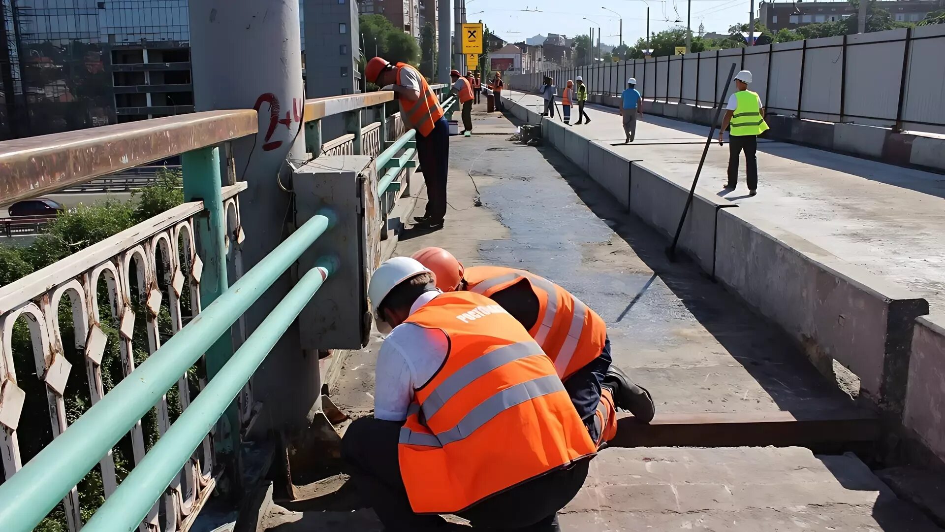 Расширяют мост. Путепровод на проспекте Стачек.