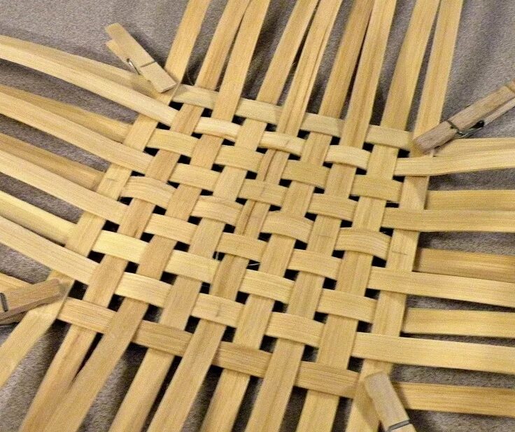 Плетение корзин из ротанга. Ротанг для плетения. Ротанг для плетения корзин. Плетеная корзина из бамбука.