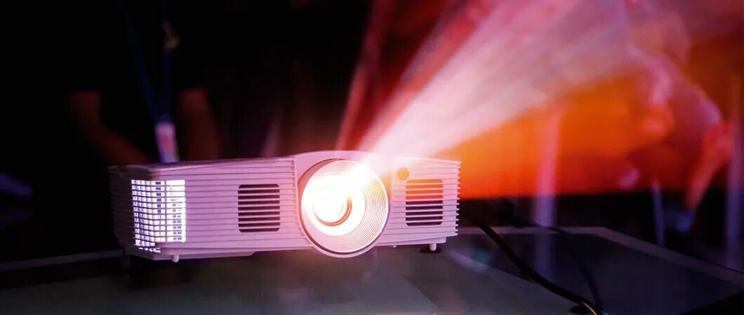 Коррекция трапеции в проекторах. Экран для проектора из баннерной ткани. Как исправить проектор. Проектор benq mp725. Как исправить проектор.