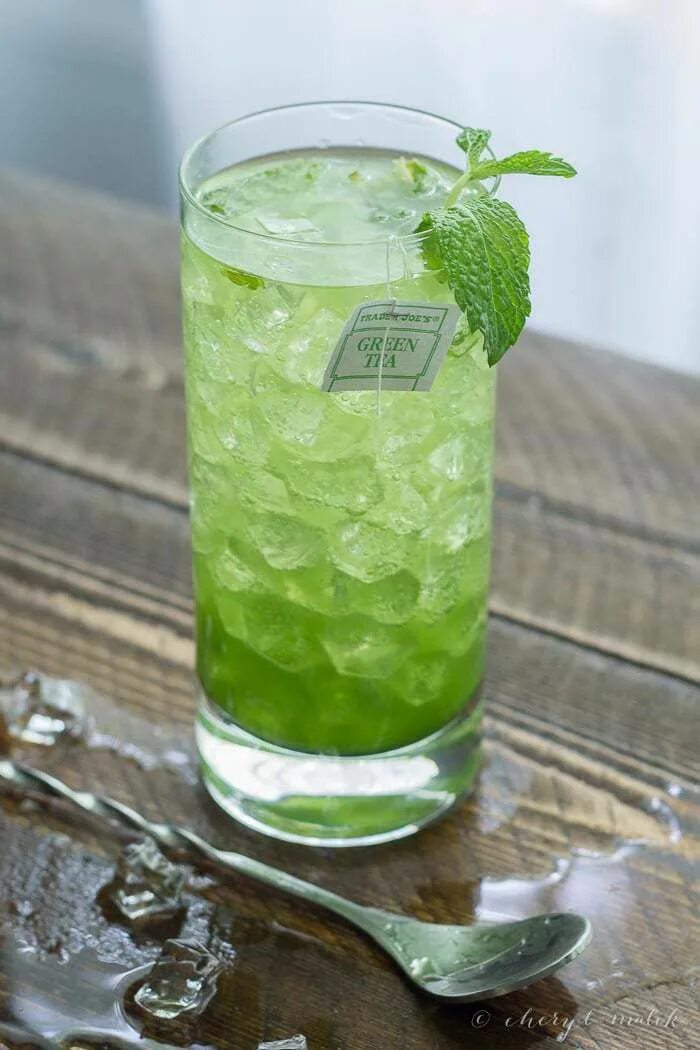 Зеленый мохито. Мохито Грин. Напиток алкогольный зеленый Mojito. Мохито Лемонграсс. Коктейль Мохито алкогольный.