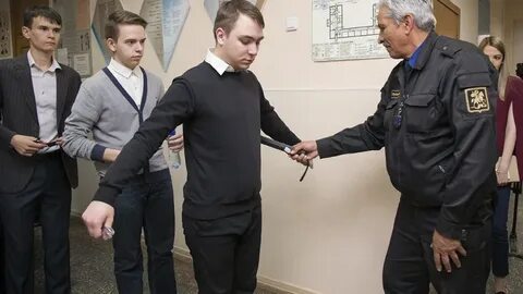 Обыск охранником