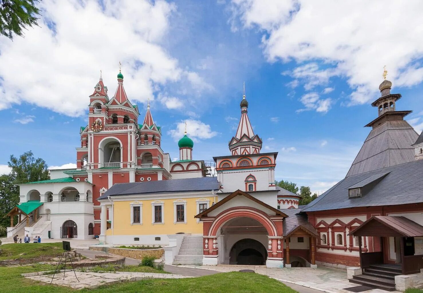 Москва звенигород направление. Саввино-Сторожевский монастырь Звенигород. Звенигород достопримечательности монастырь Саввино Сторожевский. Монастыри в Звенигороде Московской области. Саввино Сторожевский монастырь лето.