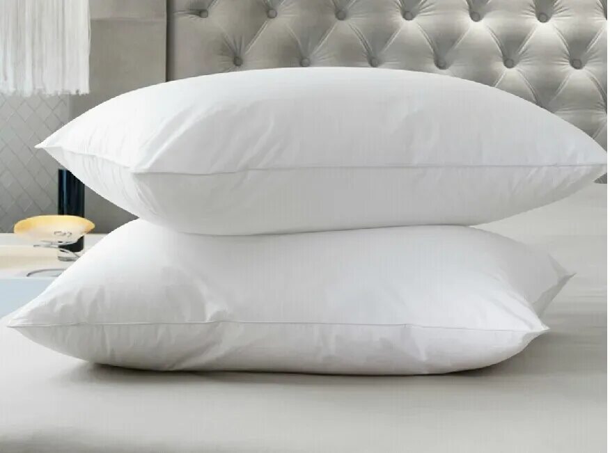 Рейтинг производителей подушек. Подушка белый. Подушка для гостиниц. Одеяло и подушка. Подушки на кровати в отеле.