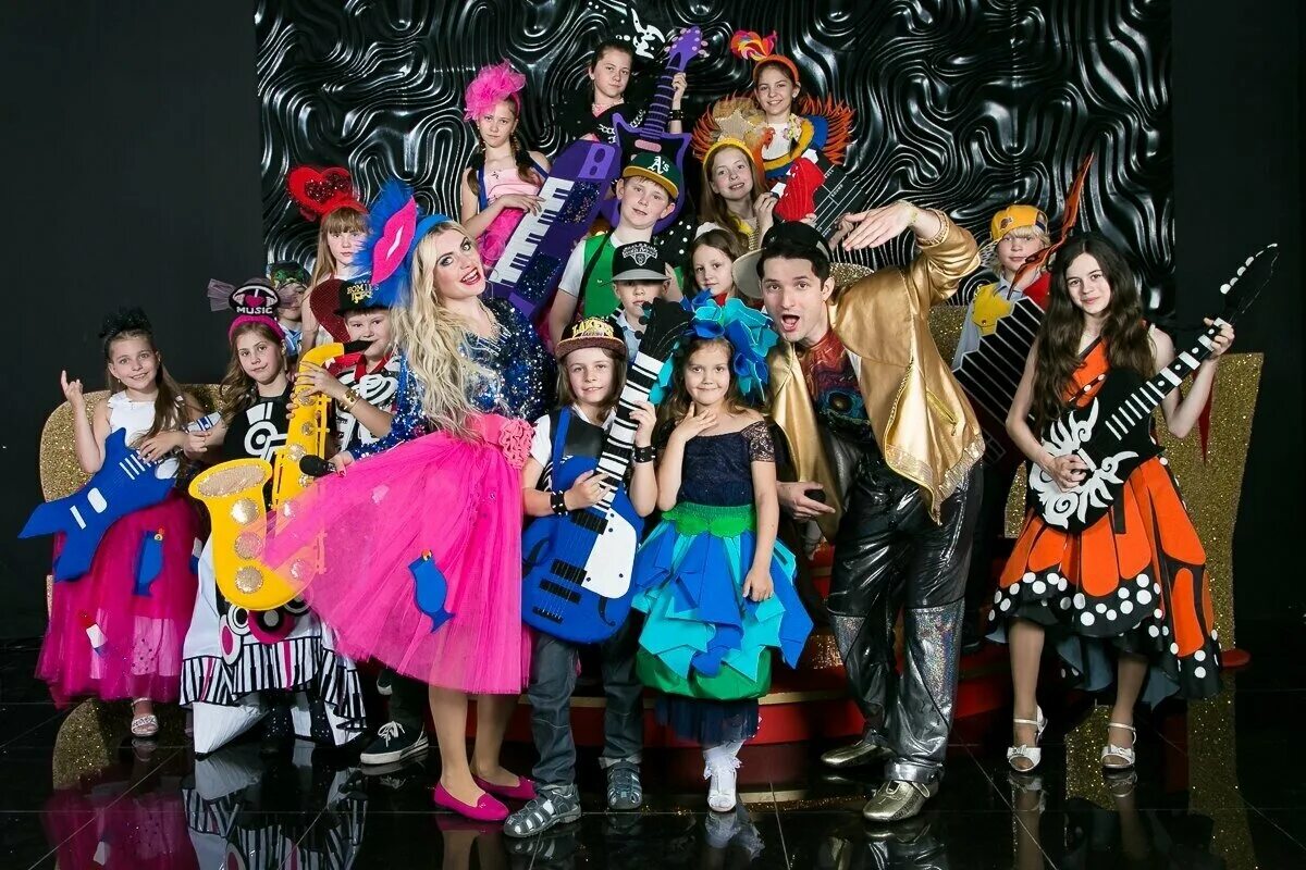 тематика выпускного. тематический выпускной. праздник осени в начальной школе в классе. дети праздник школа. тематика вечера в школе.