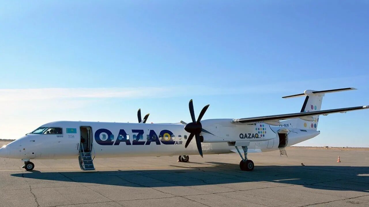 Купить самолет в казахстане. Qazaq Air самолеты. Авиакомпания казах Эйр. Казахские авиалинии Qazaq Air. Самолеты авиакомпания казах Эйр.