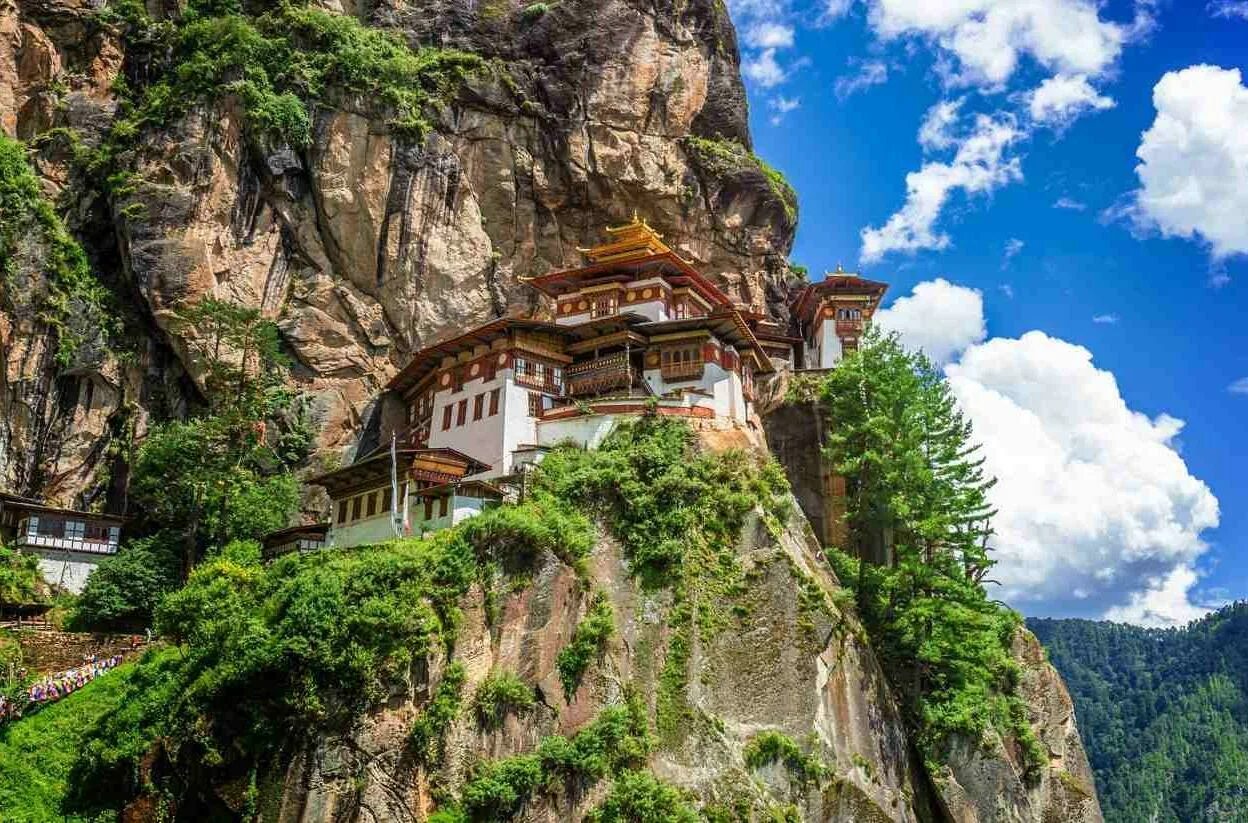 Бутан виды. Королевство бутан (Bhutan). Королевство бутан достопримечательности. Шангри ла монастырь. Бутан Гималаи.