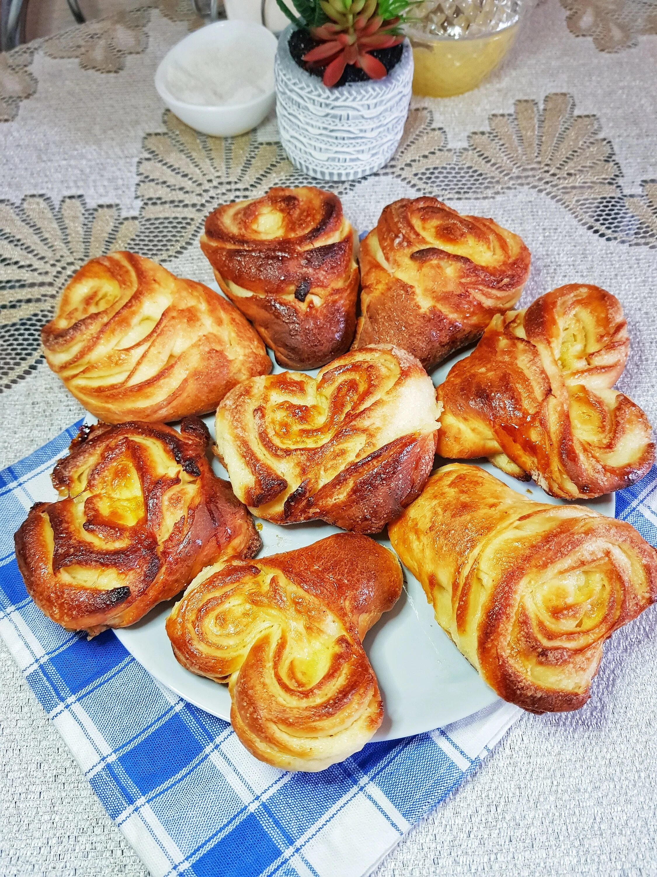 Выпечка булочка с сахаром. Сахарные булочки. плюшка выпечка. сахарные булочки из дрожжевого теста. плюшки с сахаром.