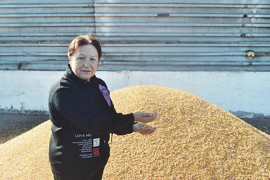 Женщина уборщица. Шеф с тимуром на складе. Мужчина по хозяйству. Домашний персонал семейная пара. Помощник по хозяйству с проживанием.