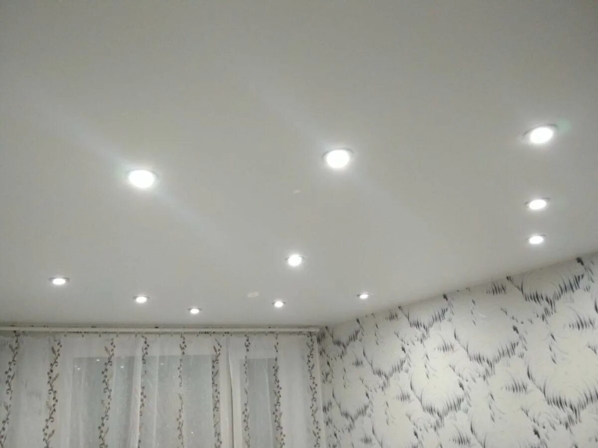 натяжные потолки белые матовые с точечными светильниками. натяжные потолки белые матовые с точечными светильниками. матовый натяжной потолок в комнате. матовый натяжной потолок со светильниками. матовый натяжной потолок м110.