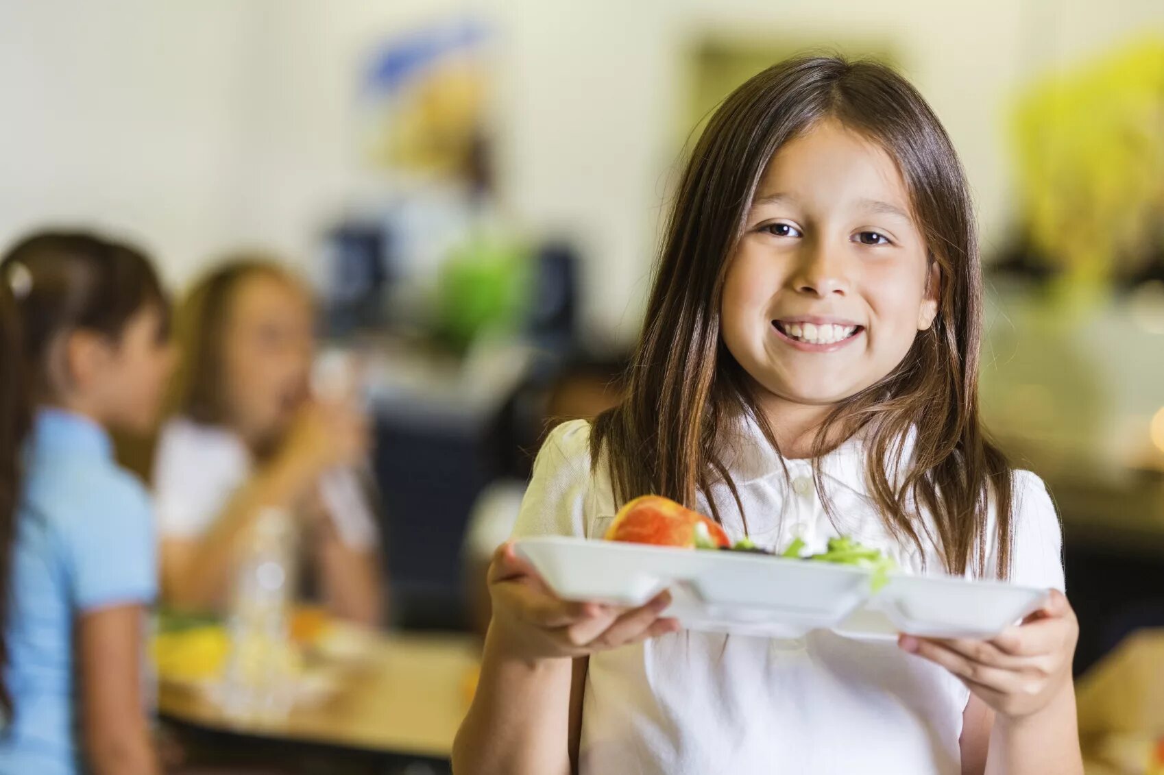 Обед в 1 классе. Питание детей в школе. Дети в столовой. Обед школьника. Дети обедают в школе.