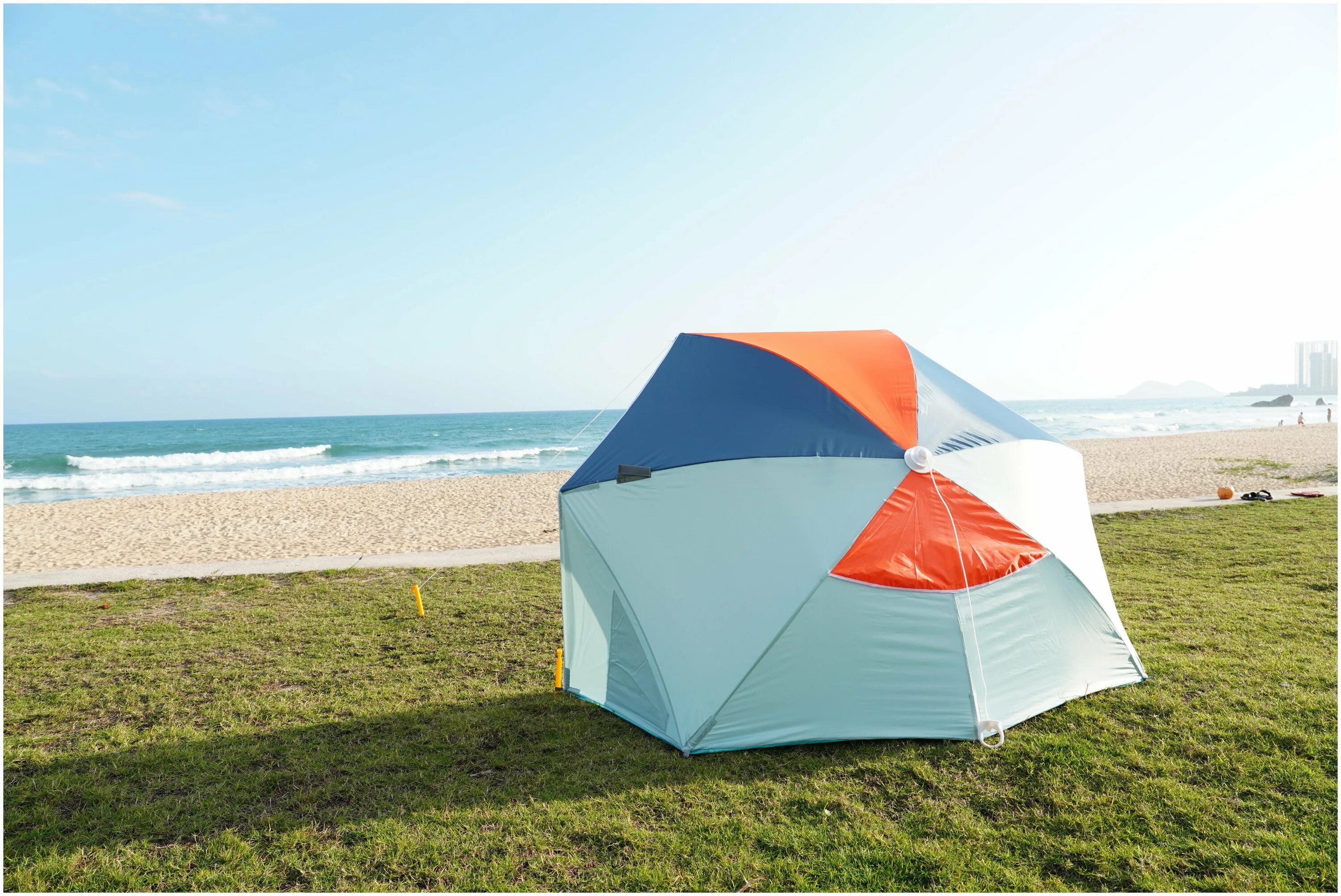 Купить пляжный зонт от солнца. Зонт Декатлон пляжный Iwiko 180. Пляжный зонт Iwiko 180. Пляжный зонт-шатер Iwiko 180 upf50+ 3 места Radbug. Декатлон зонт пляжный зеленый.