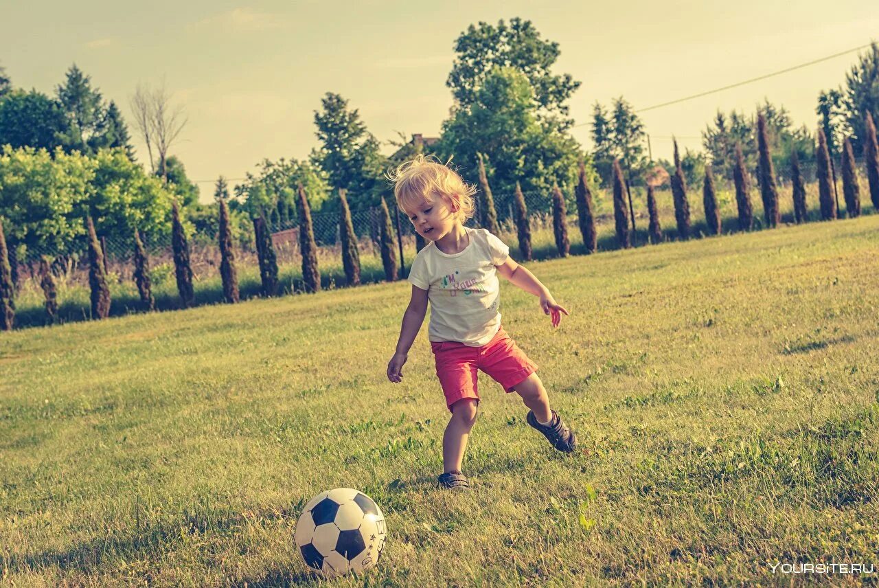Ребенок с футбольным мячом. Мальчик с футбольным мячом. Мячики для детей. Маленький ребенок с мячом.