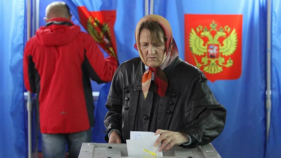 Люди на выборах. Народ на выборах. Люди голосуют. Люди голосуют в России.