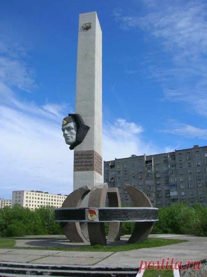 Г гаджиево. Город Гаджиево Мурманской области. Памятники города Гаджиево. Гаджиево Стелла. Памятник морякам подводникам в Гаджиево.