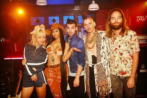 Kisses strangers nicki minaj