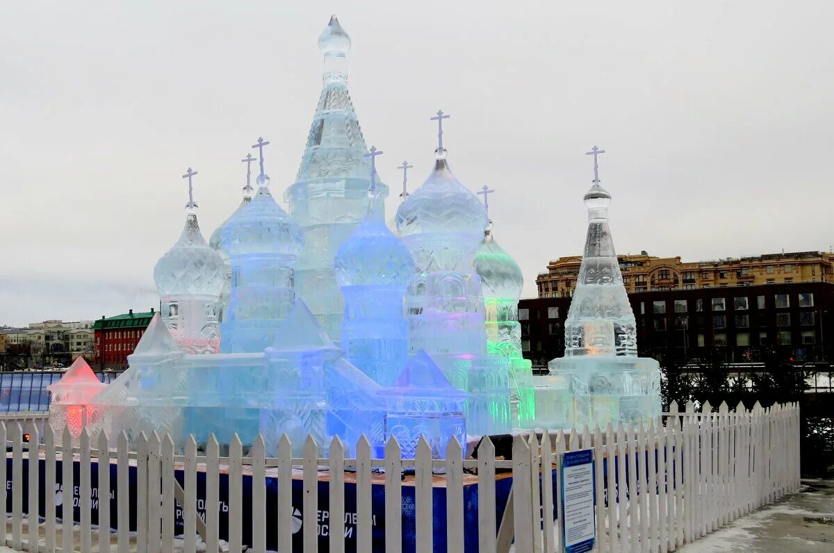 храм из льда в тюмени. храм из снега. ледовая церковь. храм изо льда челябинск. ледяной храм в спб.