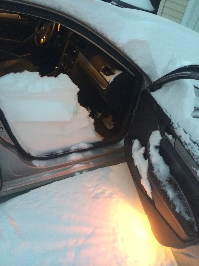 Забыл закрыть окно в машине зимой. Закрытое окно в машине. Забыл закрыть окно зимой. Забыл закрыть люк в машине снег.
