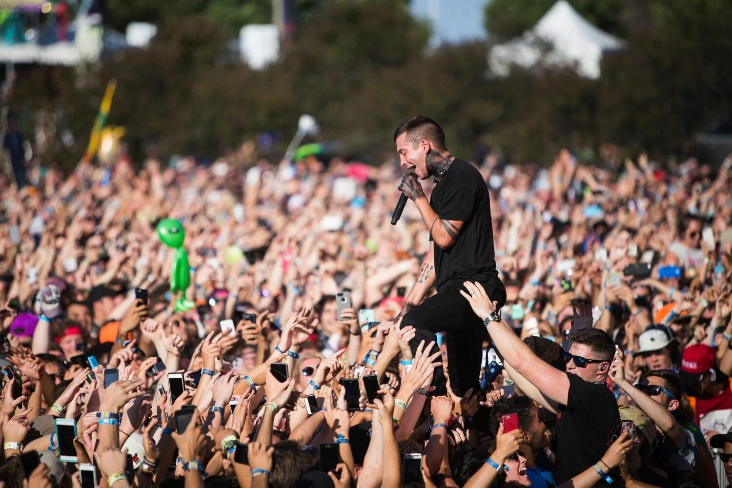 Под фан. Twenty one pilots lollapalooza. фанаты на концерте. вид со сцены. толпа на концерте.