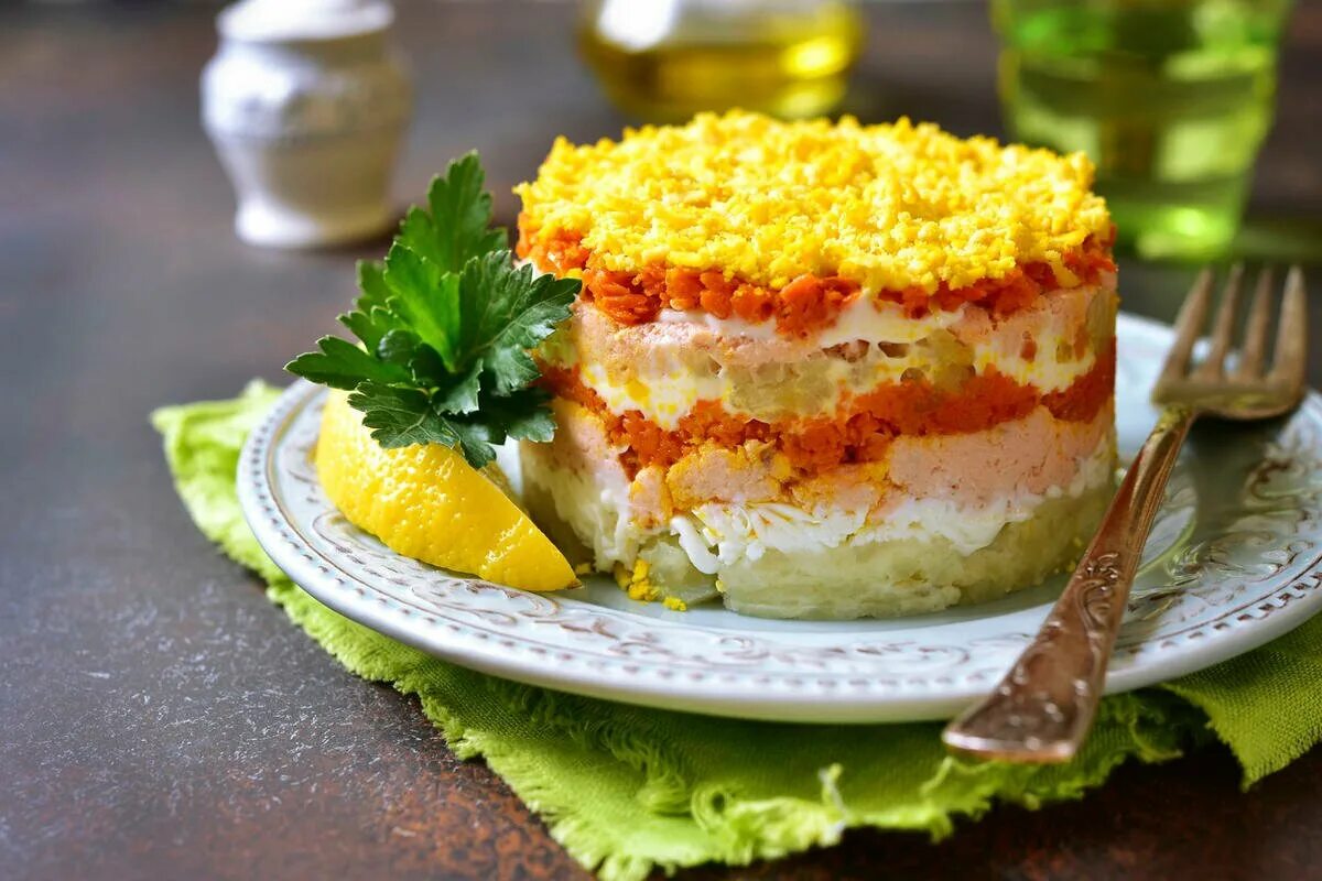 Фото салата мимоза классический. Мімоза салат. Salat Мимоза. Салат Мимоза с сайрой. Салат Мимоза 100г.