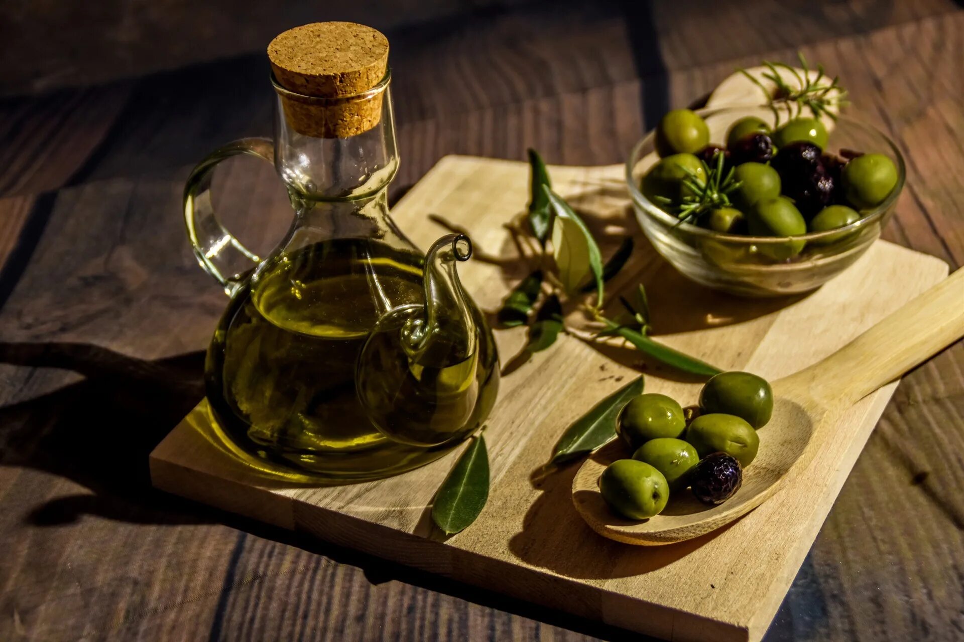 Оливковое масло е. Оливковое масло в древней Греции. Оливковое масло из Греции. Натюрморт с оливками. Натюрморт с оливковым маслом.