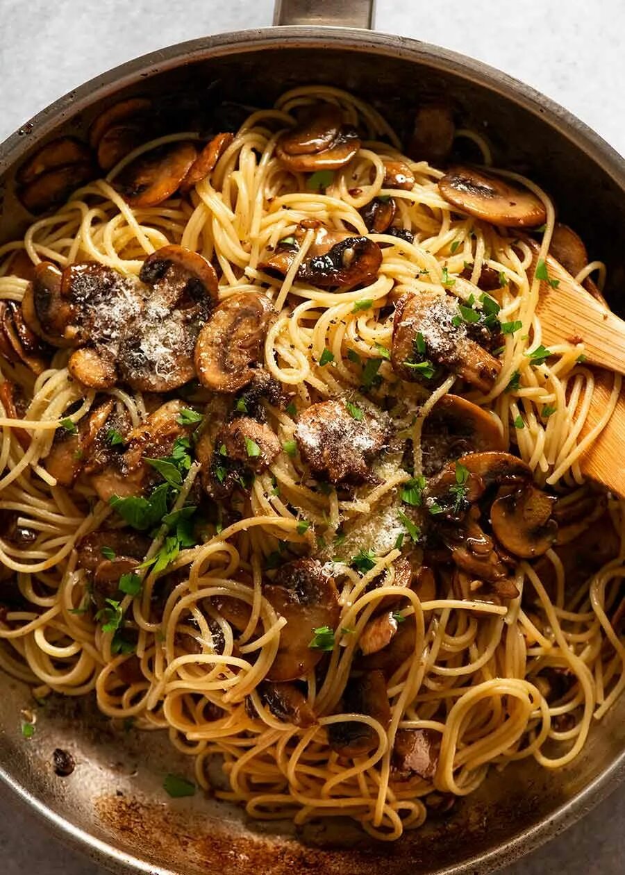 Спагетти с грибами. Паста с грибами. Паста спагетти с грибами. Макароны с мясом.