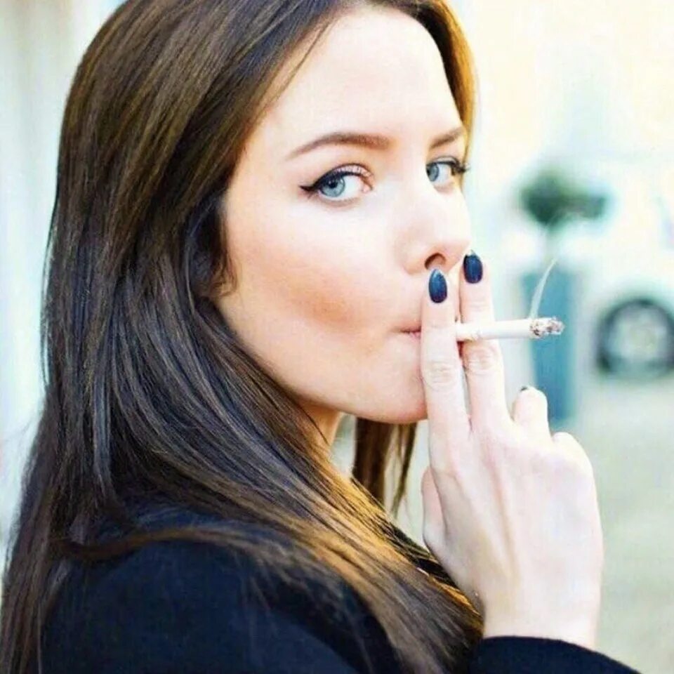 Юлию курил. Красивые женщины курят. Красивая курящая девушка. Курящие молодые девушки. Девушка курильщик.