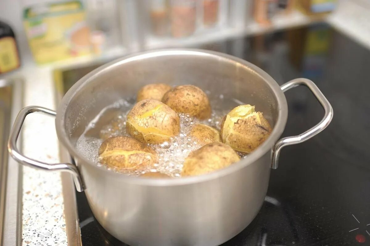 Сколько варить картошку очищенную после закипания. Картошка в кастрюле. Картофель кипит в кастрюле. Варка картофеля в кастрюле. Когда солить картошку для пюре.