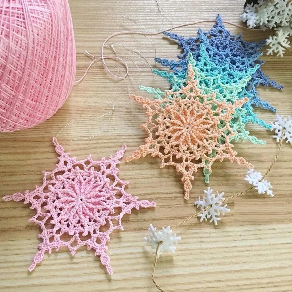 Как сделать снежинку из ниток. Как сделать снежинку из ниток. Снежинка из пряжи. Поделки из ниток своими руками. Как сделать снежинку из ниток.