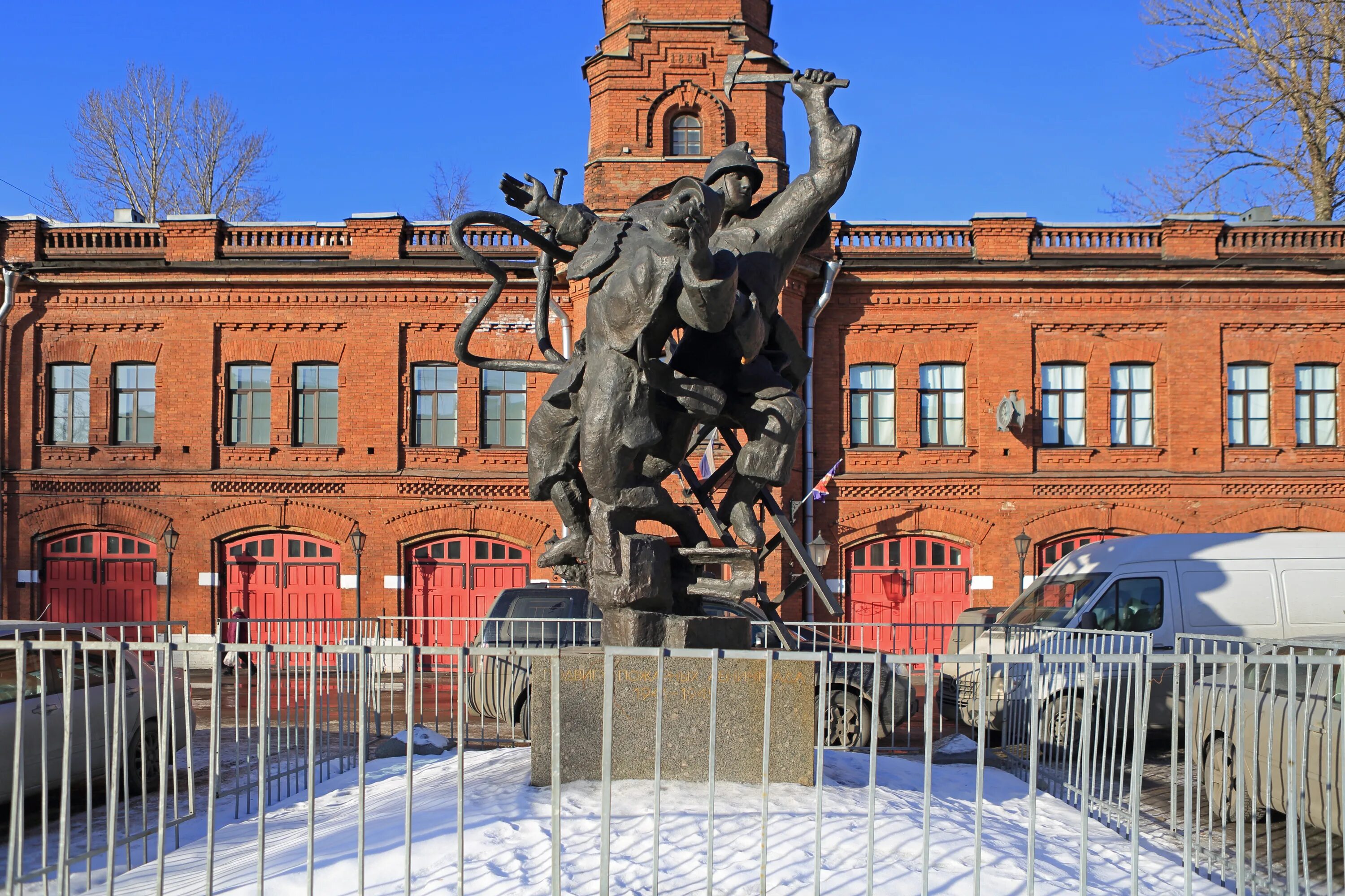 Памятник на васильевском острове. Памятник героям пожарным СПБ. Памятник пожарным в Ленинграде. Памятник на Пречистенке пожарным. Памятник пожарному СПБ Василеостровская.