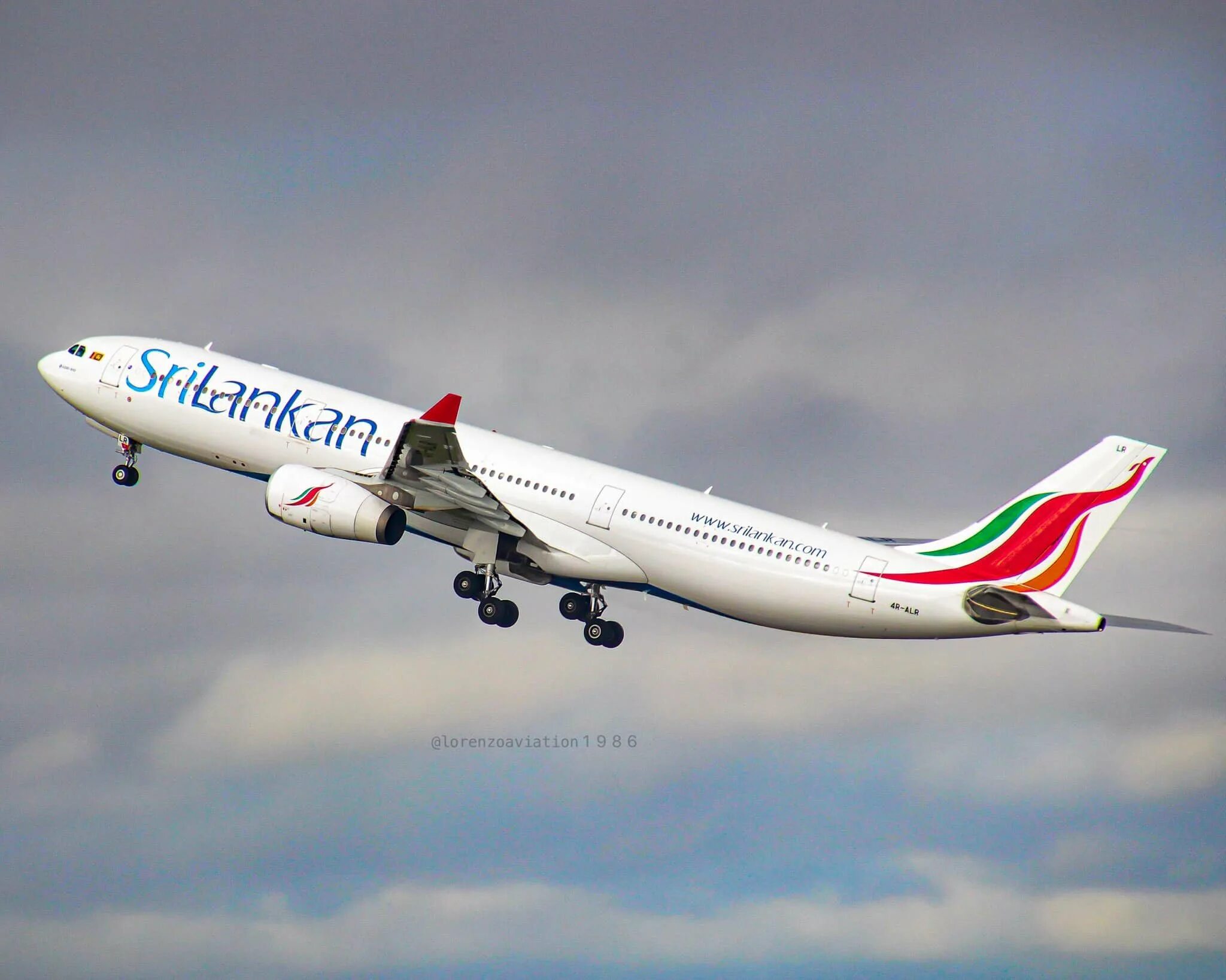 Шри Ланка Аирлинес. Рейсы самолета srilankan Airlines. Sri Lanka Airlines IATA. Srilankan Airlines poster.