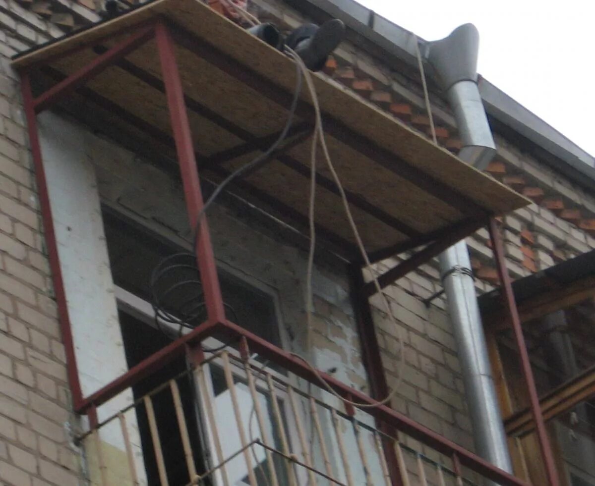 каркас балкона. козырек на застекленный балкон. балкон в панельном доме. металлический каркас балкона. остекление балкона на 5 этаже хрущевки.