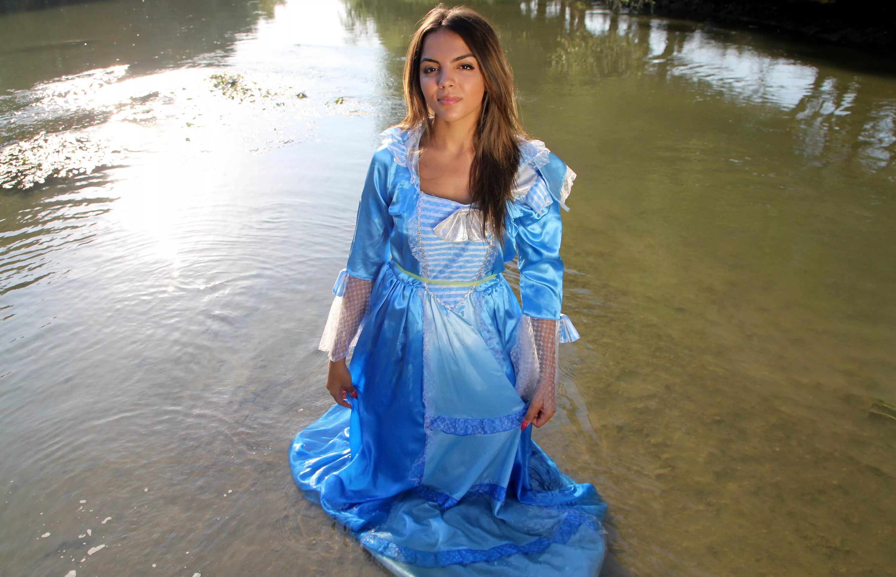 Платье в воде. Девушка в платье в воде. Платье из воды. Девушка в воде в одежде. На берегу в синем платье слушать