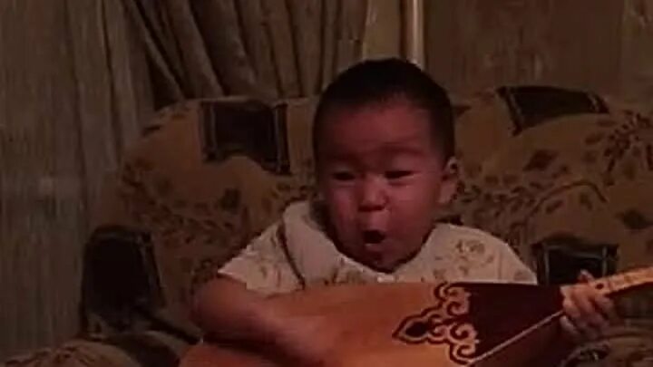 Киргиз поет. Киргизский мальчик поет. Маленький Киргиз поет. Киргиз маленький мальчик поет. Киргизка поет.