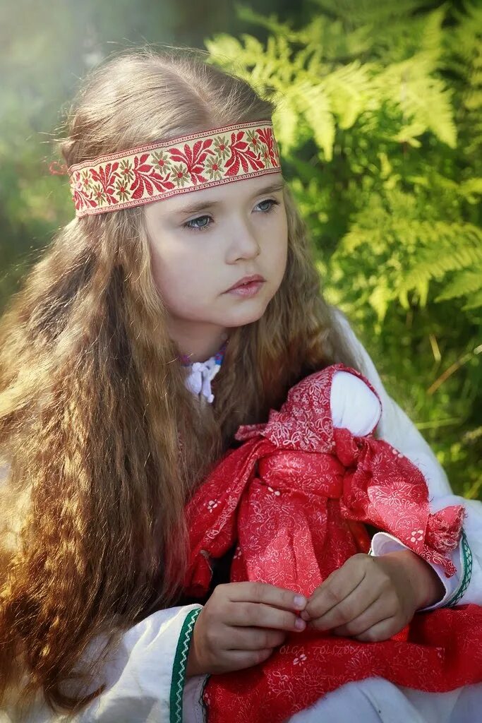 славянская семья. дети в славянских нарядах. славянская культура детям. славяне семья. славянская культура детям.