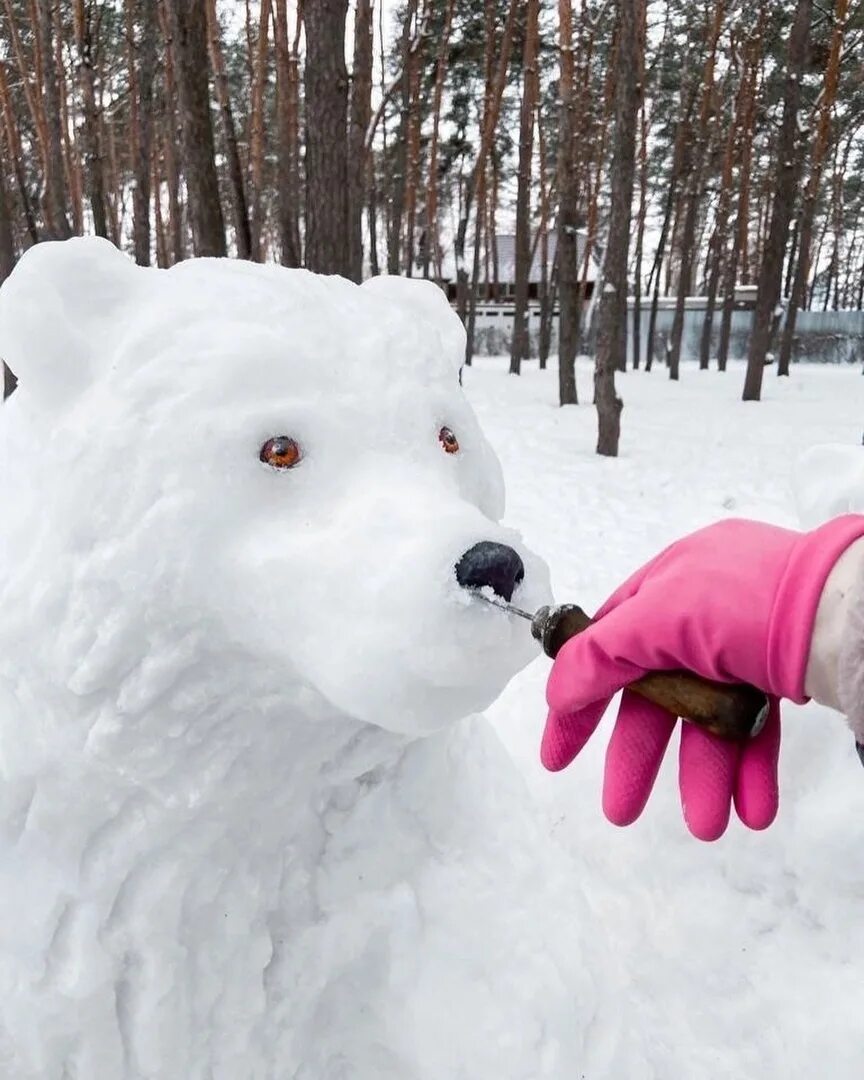 Медведь снежок. Медведь из снега. Снежные фигуры белый медведь. Белый медведь из снега. Снежная скульптура медведь.