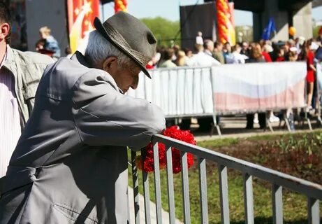 Почему день победы со слезами на глазах