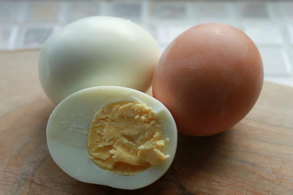 Вареные яйца для мужчин. Яйцо. Вареные яйца. Сырое яйцо. Вареное и сырое яйцо.