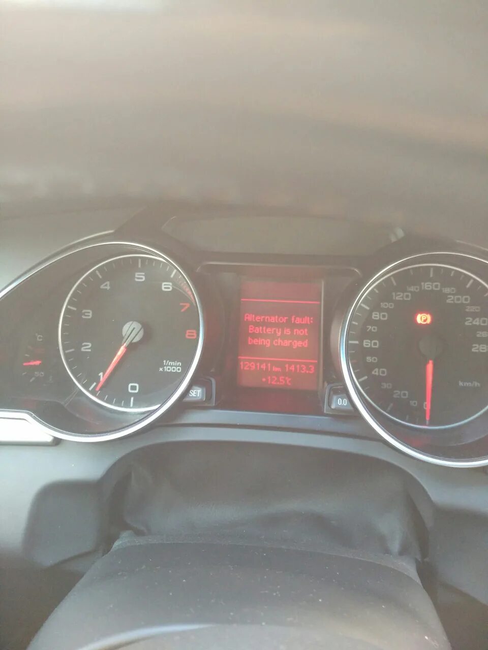 Battery fault. Значок аккумулятора в Ауди. Alternator Fault Battery is not being charged Audi q5. Сел аккумулятор ошибка. Alternator Fault ошибка на БМВ 750i.