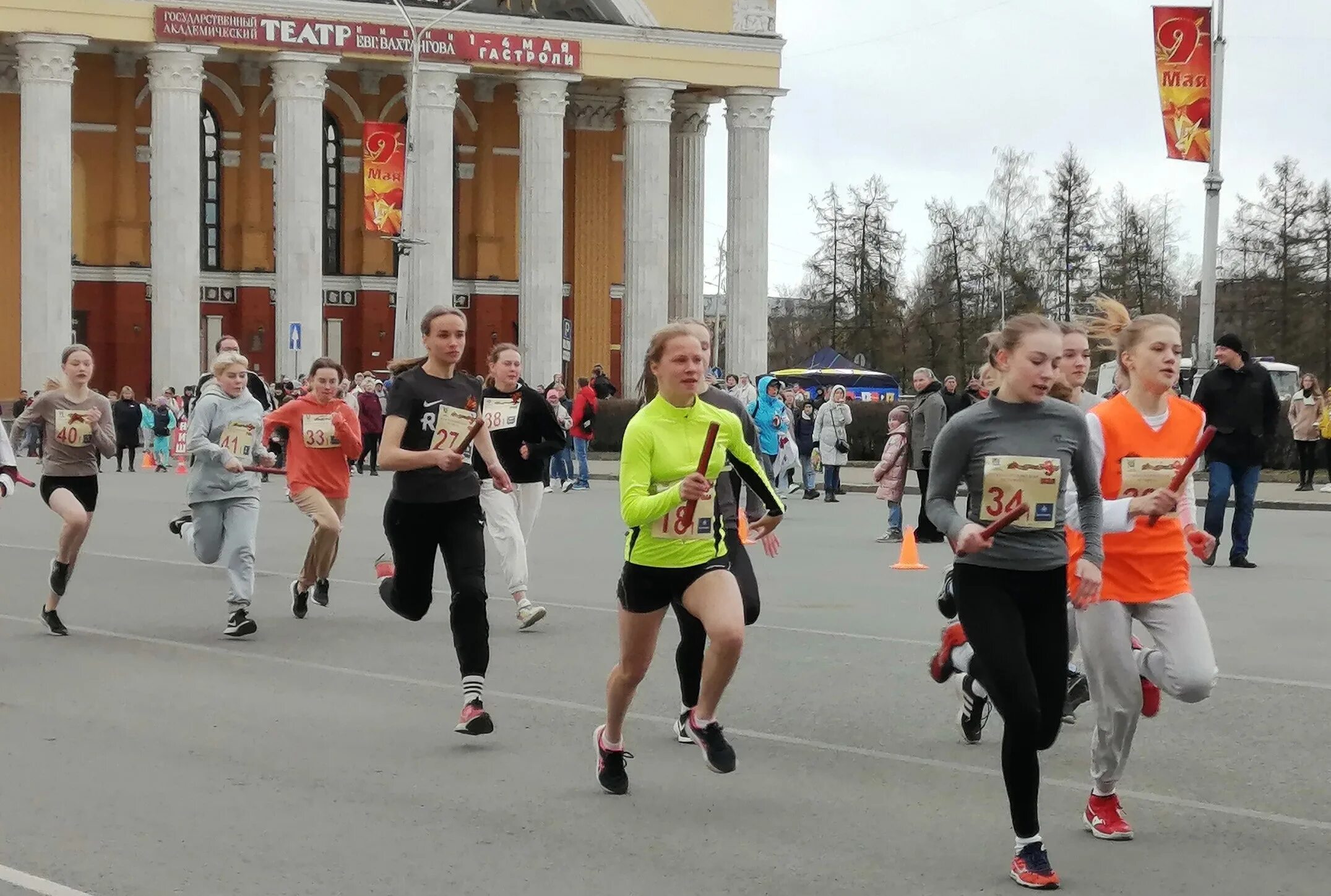 1 мая петрозаводск. Эстафета 9 мая Петрозаводск. Городская эстафета. Спортивная эстафета. Бегуны в городе.