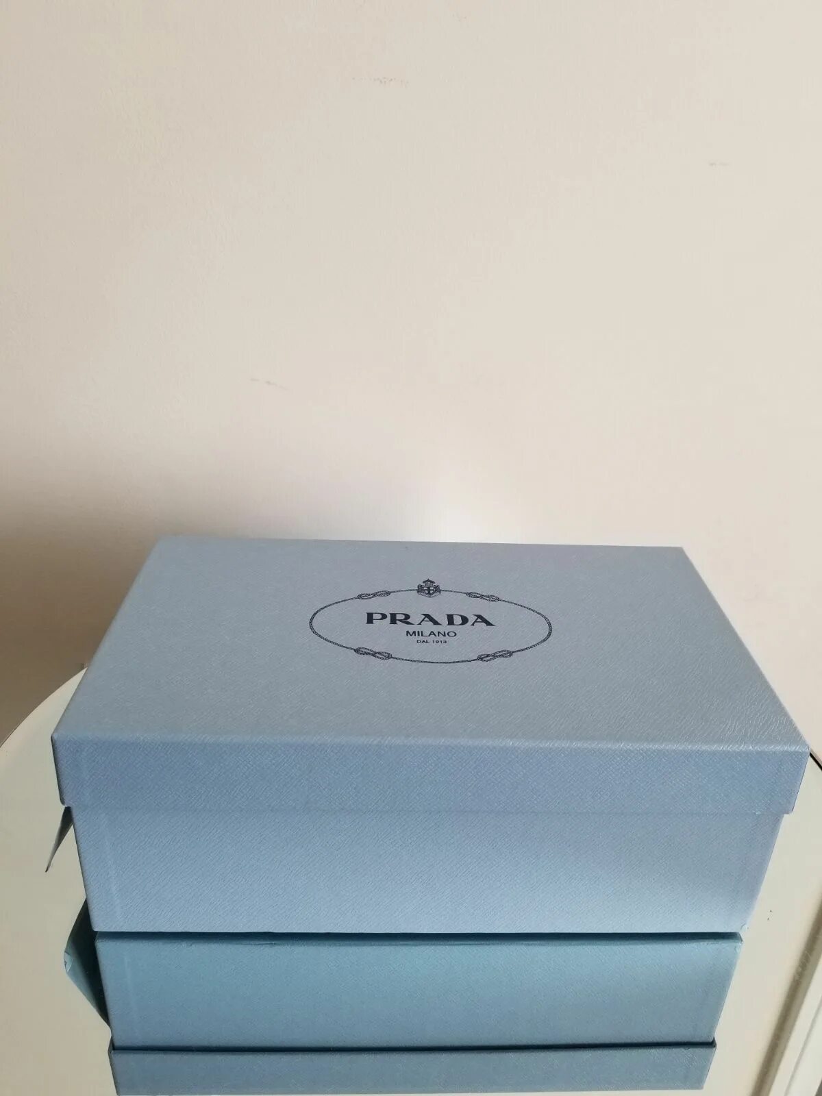 Коробка 2025 отзывы. Prada box. коробка prada голубая. prada box bag. коробки для обуви прада.