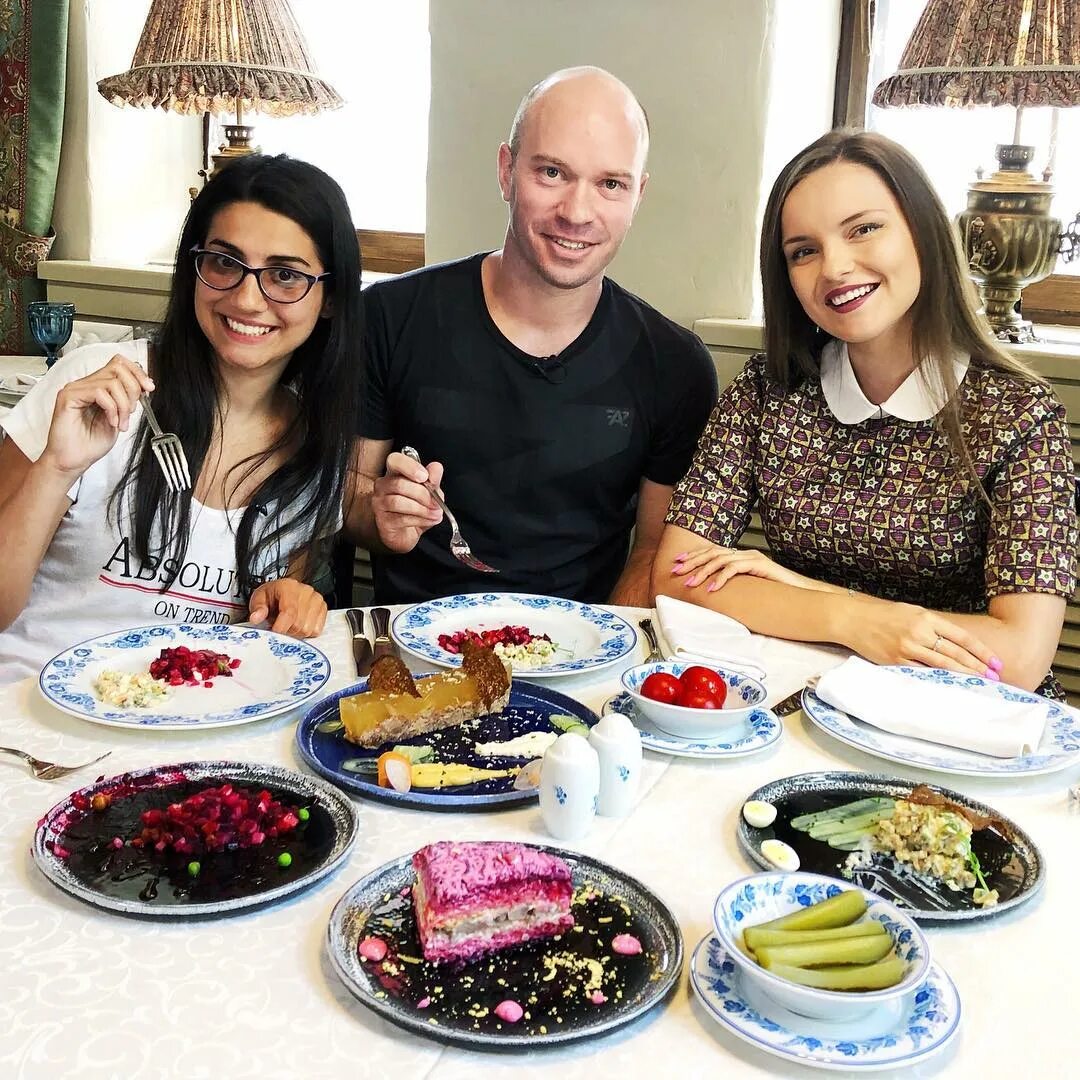 Американцы едят русскую еду. Иностранцы пробуют русскую еду 2023. Иностранцы пробуют русскую еду видео. Иностранцы пробуют русскую еду 2023. Иностранцы пробуют русские блюда.