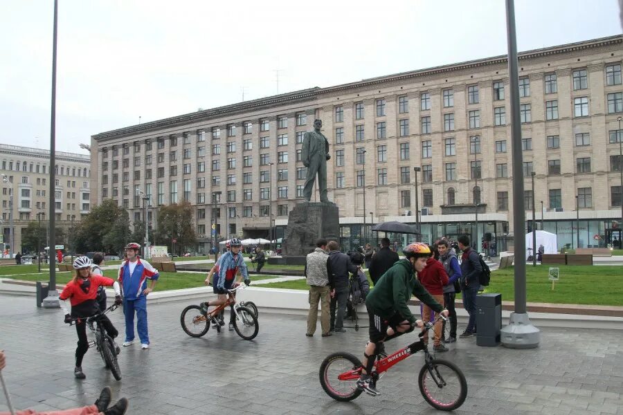 Метро площадь труда спб. Площадь первой пятилетки свердловск. Павелецкий вокзал площадь трех вокзалов. Площадь 1 пятилетки екатеринбург. Площадь тукая казань переход.