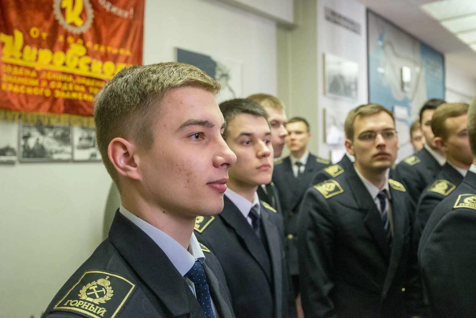 Новая форма горного. Новая форма горного. Новая форма горного. Новая форма горного. Форма питерского горного университета.