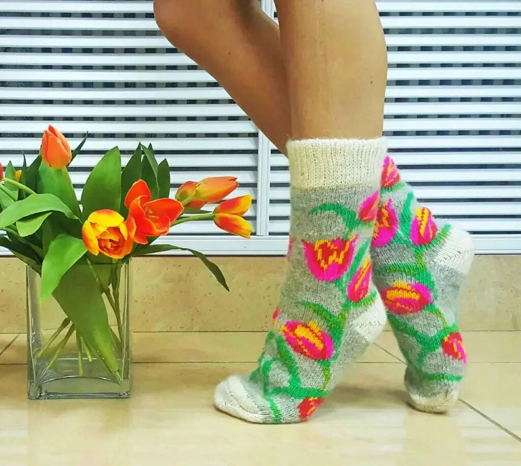 Связываем теплом. Носки с тюльпанами. Шерстяные носки прикольные. Теплые носки. Вязаные носки с тюльпанами.