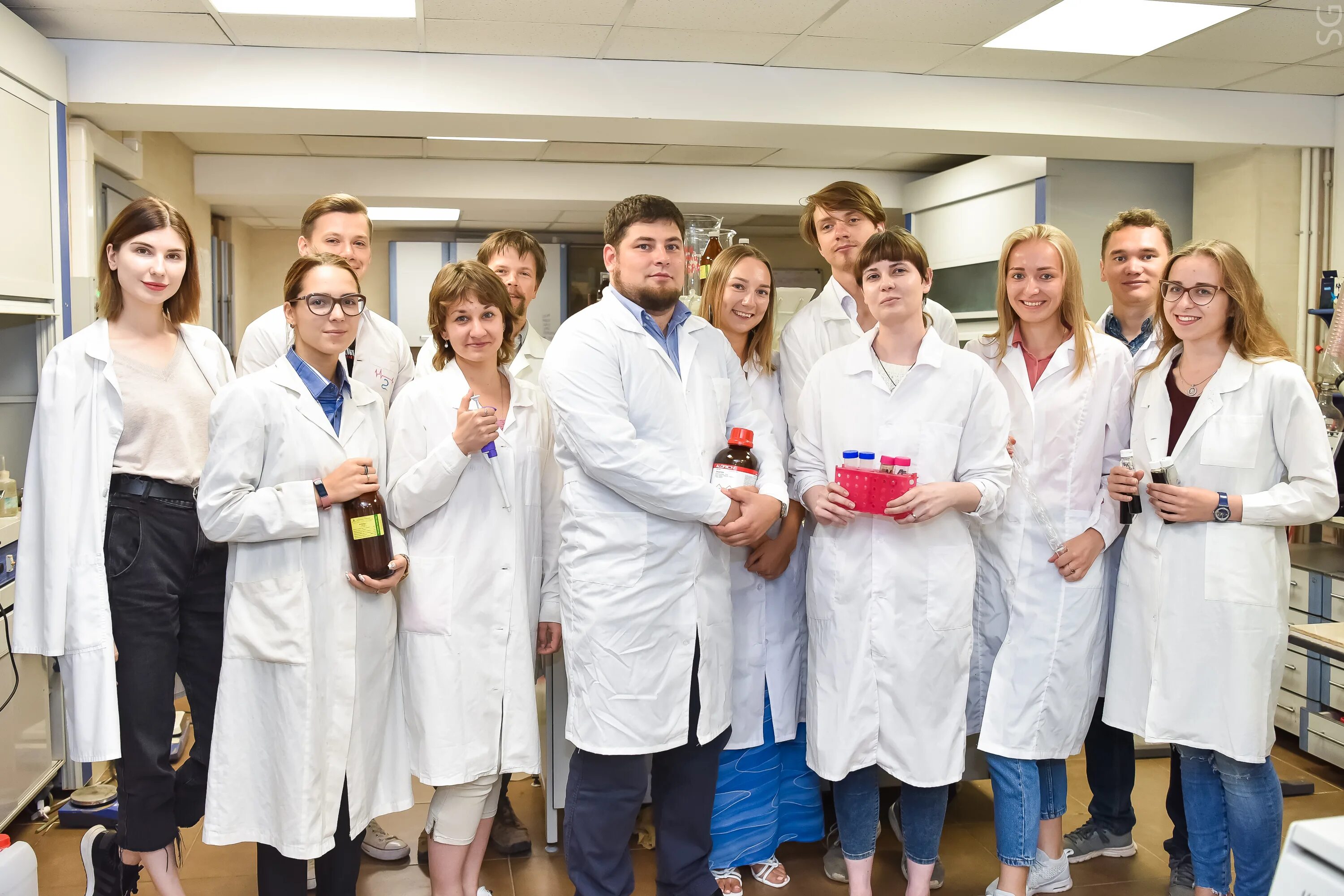 Группа ученых. Коллектив лаборатории. П. Коллектив лаборатории. Лаборатории «коллектив и личность»,.