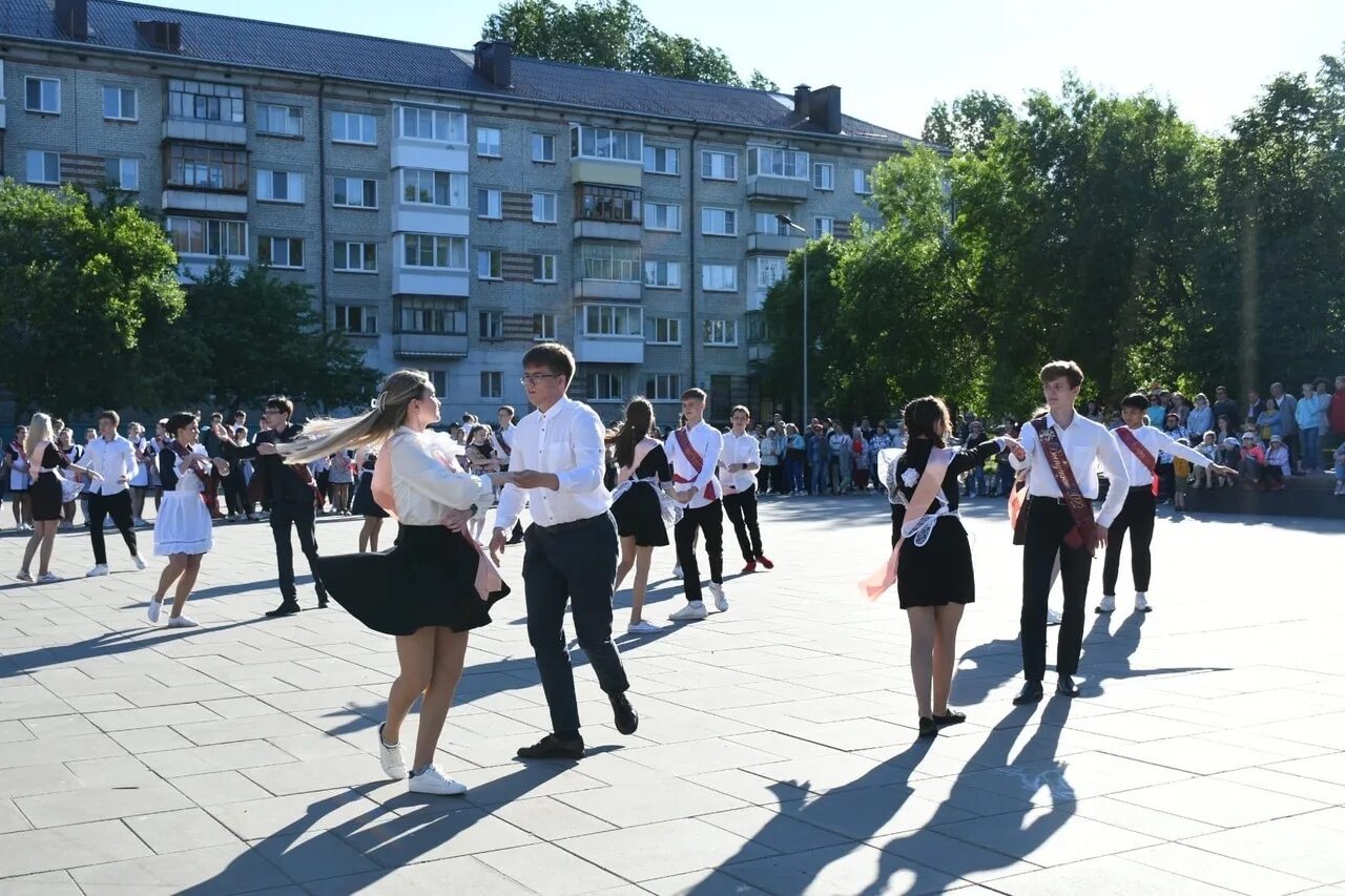 Погода в димитровграде на часы. Лицей 25 Димитровград. 11 Школа Димитровград. Выпускники 11 лицея 2022 года. Выпускной 9 школы Димитровграда 2022.