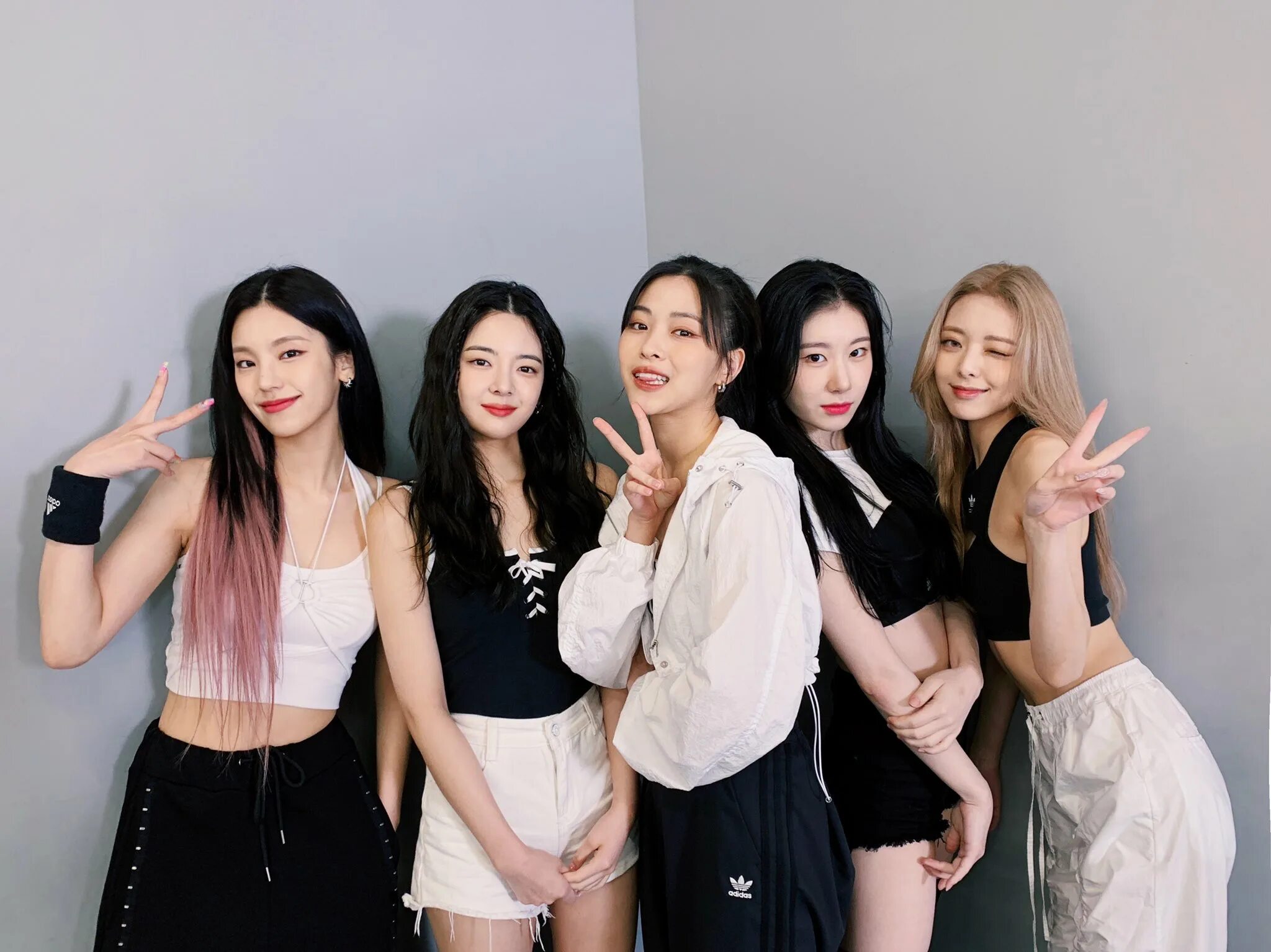 Кого чаще биасят. Kpop группа Itzy. Группа Itzy 2021. Группа Itzy участницы. Группа Itzy 2022.