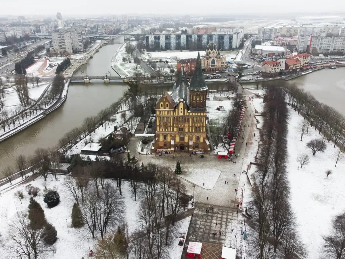 Калининград набережная зимой. Калининград в феврале. Калининград в январе. Рождественский калининград рыбацкая деревня. Королевское рождество + замок нессельбек.