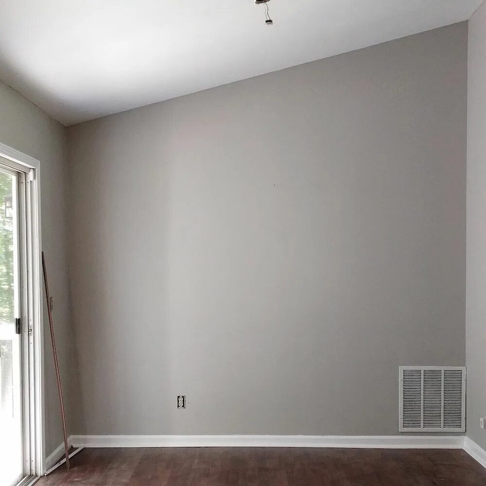 Серая краска для стен. Dulux 87bg 27/077. Dulux 30bb 53/012. Матовая краска для стен и полуматовая. Цвет фьорд тиккурила в интерьере.